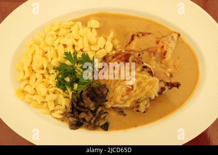 spaetzle con scaloppa gratinata e prezzemolo Foto Stock