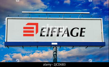 POZNAN, POL - 1 MAGGIO 2022: Cartellone pubblicitario con logo di Eiffel, una società francese di costruzioni per ingegneria civile Foto Stock