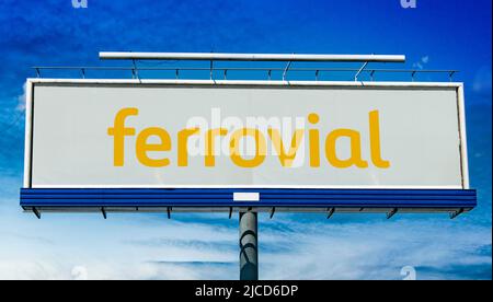 POZNAN, POL - 1 MAGGIO 2022: Cartellone pubblicitario con logo di Ferrovial, una multinazionale spagnola di costruzioni Foto Stock