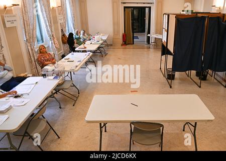 Illustrazione di un seggio elettorale durante le elezioni legislative a Cannes, Francia, il 12 giugno 2022. Partecipazione al primo turno in discesa rispetto al 2017, seggio elettorale a Cannes. Foto di Lionel Urban/ABACAPRESS.COM Foto Stock