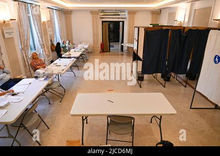 Illustrazione di un seggio elettorale durante le elezioni legislative a Cannes, Francia, il 12 giugno 2022. Partecipazione al primo turno in discesa rispetto al 2017, seggio elettorale a Cannes. Foto di Lionel Urban/ABACAPRESS.COM Foto Stock