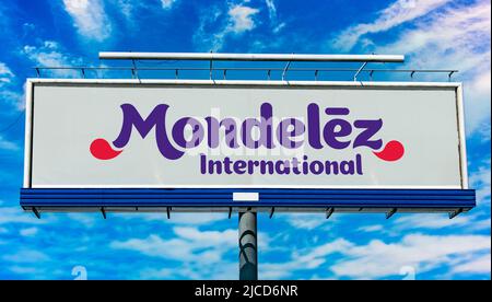 POZNAN, POL - 1 MAGGIO 2022: Cartellone pubblicitario con il logo di Mondelez International, un dolciario, cibo, azienda e bevande e snack fo Foto Stock