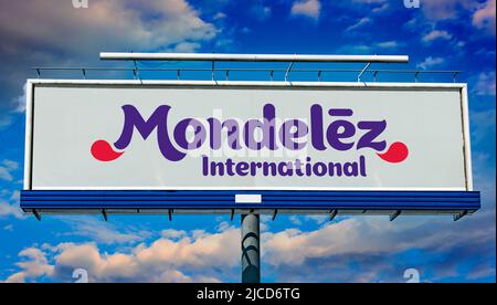 POZNAN, POL - 1 MAGGIO 2022: Cartellone pubblicitario con il logo di Mondelez International, un dolciario, cibo, azienda e bevande e snack fo Foto Stock