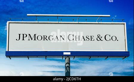 POZNAN, POL - 1 MAGGIO 2022: Cartellone pubblicitario con logo di JPMorgan Chase & Co., una banca di investimento e società holding di servizi finanziari Foto Stock