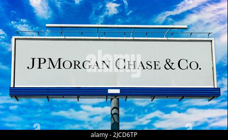 POZNAN, POL - 1 MAGGIO 2022: Cartellone pubblicitario con logo di JPMorgan Chase & Co., una banca di investimento e società holding di servizi finanziari Foto Stock