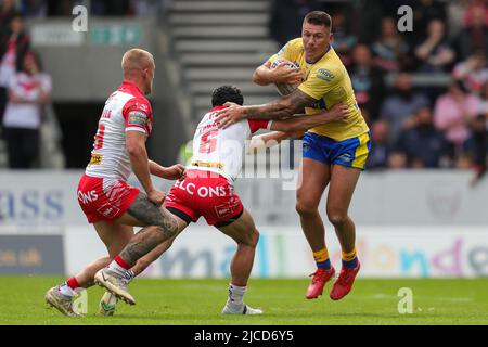 Shaun Kenny-Dowall #4 di Hull KR è affrontato da Jonny Lomax #6 di St Helens a St Helens, Regno Unito il 6/12/2022. (Foto di James Heaton/News Images/Sipa USA) Foto Stock