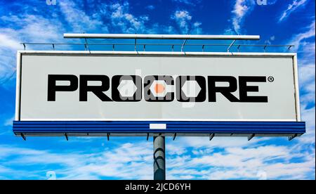 POZNAN, POL - 1 MAGGIO 2022: Cartellone pubblicitario con logo di Procore Technologies, un software di gestione delle costruzioni come società di servizi Foto Stock