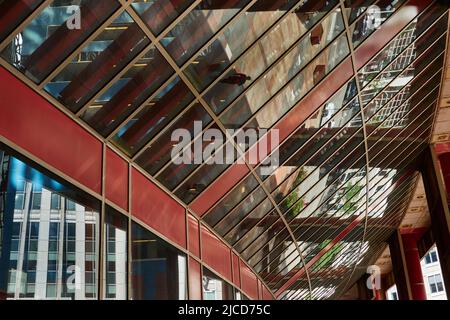 Guardando in alto i riflessi di vetro nel James R. Thompson Center Foto Stock