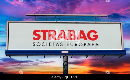 POZNAN, POL - 1 MAGGIO 2022: Cartellone pubblicitario con logo di STRABAG se, una società di costruzioni austriaca con sede a Spittal an der Drau, Austr Foto Stock