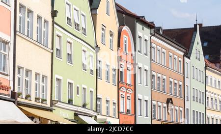 Landshut, Germania - 13 agosto 2021: Facciate colorate nella città vecchia di Landshut. Foto Stock