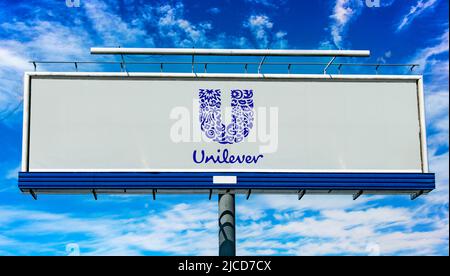 POZNAN, POL - 1 MAGGIO 2022: Cartellone pubblicitario con logo di Unilever, una multinazionale di beni di consumo con sede a Londra, United Foto Stock