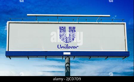 POZNAN, POL - 1 MAGGIO 2022: Cartellone pubblicitario con logo di Unilever, una multinazionale di beni di consumo con sede a Londra, United Foto Stock