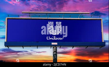 POZNAN, POL - 1 MAGGIO 2022: Cartellone pubblicitario con logo di Unilever, una multinazionale di beni di consumo con sede a Londra, United Foto Stock