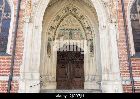 Landshut, Germania - ago 14, 2021: Vista sul Brautportal - un cancello della chiesa di San Martino. Foto Stock