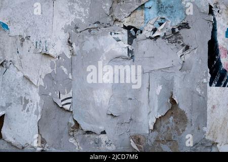 Vecchio bollettino bordo su parete rustica di legno con i resti di vecchia carta strappata dei manifesti, grunge sfondo Foto Stock