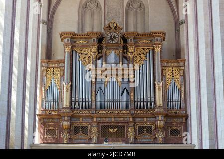 Landshut, Germania - 14 agosto 2021: Organo all'interno della basilica di San Martino. Foto Stock