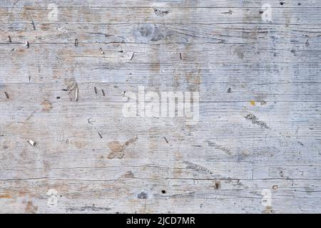 Vecchio asse di legno intemperato con graffette arrugginite, grunge sfondo testurizzato Foto Stock
