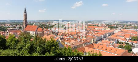 Landshut, Germania - 14 agosto 2021: Panorama della città vecchia di Landshut con basilica di San Martino sulla sinistra. Foto Stock