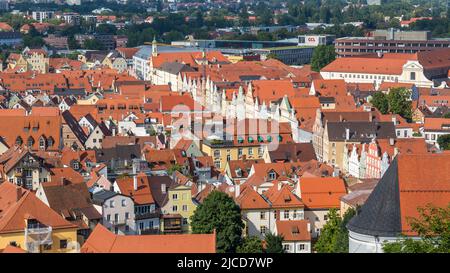 Landshut, Germania - 14 agosto 2021: Vista ad angolo della città di Landshut - la strada con i colorati edifici storici si chiama Neustadt. Foto Stock