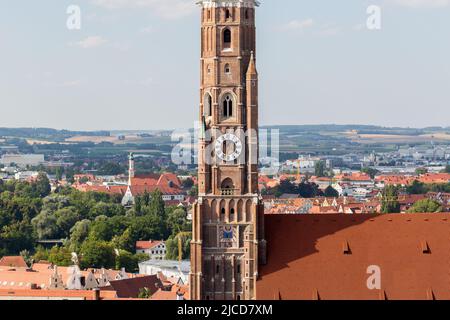 Landshut, Germania - 14 agosto 2021: Vista ravvicinata del campanile della basilica di San Martino. La torre in mattoni più alta di una chiesa del mondo. Foto Stock