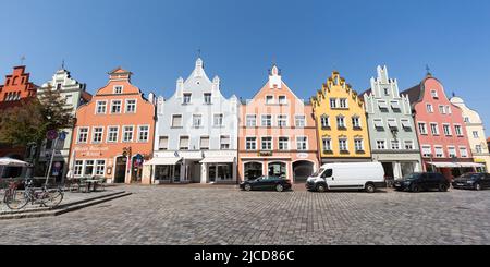 Landshut, Germania - 15 agosto 2021: Case storiche con facciate colorate nel centro storico di Landshut. Formato panorama, cielo blu. Foto Stock