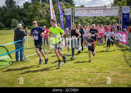 12 giugno 2022; Warrington Cheshire, Regno Unito; gara per la vita a Victoria Park in aiuto della ricerca sul cancro. I runner iniziano la gara Credit: John Hopkins/Alamy Live News Foto Stock