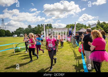 12 giugno 2022; Warrington Cheshire, Regno Unito; gara per la vita a Victoria Park in aiuto della ricerca sul cancro. I runner iniziano la gara Credit: John Hopkins/Alamy Live News Foto Stock