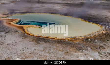 Geyser bolle d'acqua bollente. Geyser attivo con eruzioni maggiori. Yellowstone NP, Wyoming, USA Foto Stock