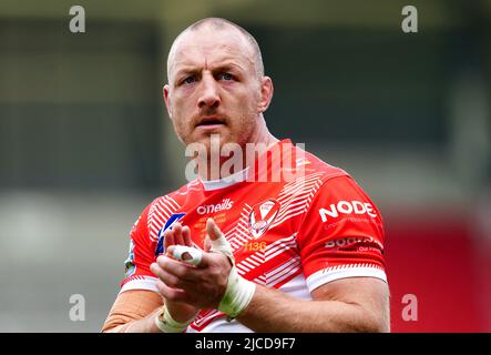 James Roby di St Helens applaude i fan alla fine della partita della Betfred Super League al Totally Wicked Stadium, St. Helens. Data foto: Domenica 12 giugno 2022. Foto Stock