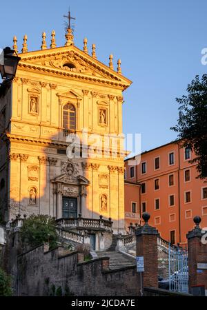 La chiesa dei Santi Domenico e Sisto sul Largo Angelicum di Roma, nel quartiere Monti, a 17th cen. barocco, prende il sole nel tardo pomeriggio. Roma, Lazio, Foto Stock