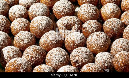 Palle di formaggio casolare cosparse di zucchero in polvere. Primo piano. Cottura fatta in casa Foto Stock