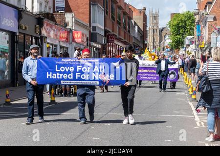 L'Associazione Musulmana Ahmadiyya partecipa alla Grand Parade al Victoria Day, un evento annuale ad Aldershot, Hampshire, Inghilterra, Regno Unito Foto Stock