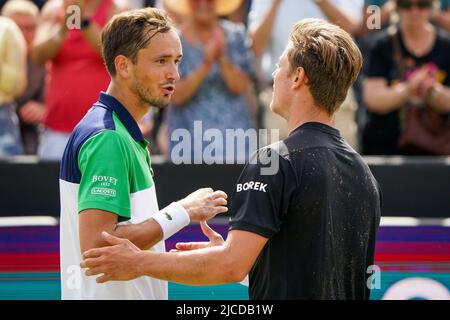 'S-HERTOGENBOSCH, PAESI BASSI - GIUGNO 12: Daniil Medvedev di Russia e Tim van Rijthoven dei Paesi Bassi durante la partita finale Mens Singles tra Daniil Medvedev di Russia e Tim van Rijthoven dei Paesi Bassi all'Autotron il 12 Giugno 2022 in 's-Hertogenbosch, Paesi Bassi (Foto di Joris Verwijst/Agenzia BSR) Foto Stock