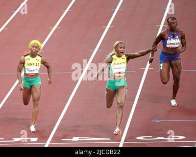 31st LUGLIO 2021 - TOKYO, GIAPPONE: Shelly-Ann Fraser-Pryce della Giamaica, Elaine Thompson-Herah della Giamaica e Teahna Daniels degli Stati Uniti durante il wo Foto Stock