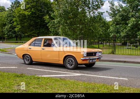 Anni '1975 70 settanta Hillman Avenger 1600cc benzina 4 porte; automobili presentate durante il 58° anno del Manchester to Blackpool Touring Assembly per auto veterane, Vintage, Classic e apprezzate. Foto Stock