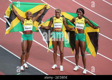 31st LUGLIO 2021 - TOKYO, GIAPPONE: Shericka Jackson, Shelly-Ann Fraser-Pryce ed Elaine Thompson-Herah della Giamaica sono i medalisti del 100m delle Donne Foto Stock