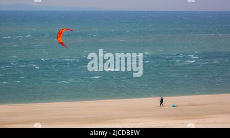 Kite Surfer ad Aber Dyfi Wales Foto Stock