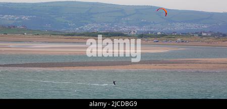 Kite Surfer ad Aber Dyfi Wales Foto Stock