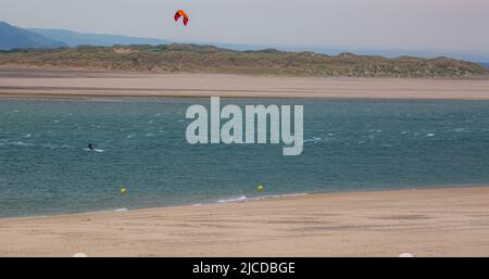 Kite Surfer ad Aber Dyfi Wales Foto Stock