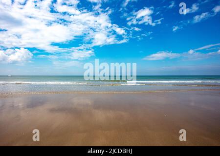 Riflessioni su Aber Dyfi Beach Galles Foto Stock