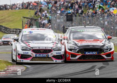 12th giugno 2022; Oulton Park, Little Budworth, Cheshire, Inghilterra; Kwik Fit British Touring Car Championship, Oulton Park: Bobby Thompson nella sua Autobrite Direct con JourneyHero CUPRA Leon urta Sam Osborne nella sua APEC Racing con Beavis Morgam Ford Focus ST a Knickerbrook Foto Stock