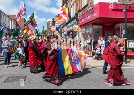Il popolo nepalese del Buddista Community Center nella Grand Parade al Victoria Day, un evento annuale ad Aldershot, Hampshire, Inghilterra, Regno Unito Foto Stock