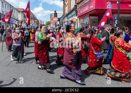 Il popolo nepalese del Buddista Community Center nella Grand Parade al Victoria Day, un evento annuale ad Aldershot, Hampshire, Inghilterra, Regno Unito Foto Stock