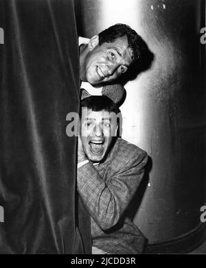 La commedia Team DEAN MARTIN e JERRY LEWIS gag posano per la cortina di palco nel 1953 quando sono venuti in Inghilterra per comparire al London Palladium Foto Stock