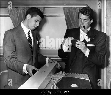 La commedia Team DEAN MARTIN e JERRY LEWIS gag posero nel 1953 quando vennero in Inghilterra per comparire al London Palladium Foto Stock