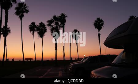 Roulotte, roulotte per il viaggio su strada, palme sulla spiaggia al tramonto, costa californiana, USA. Camper camper camper camper camper RV Motor home nel parco fronte spiaggia al tramonto, San Diego, Mission Beach. Casa mobile camper. Foto Stock