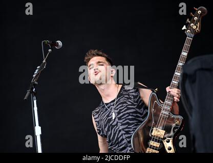 Berlino, Germania. 12th giugno 2022. Il cantante Mike Kerr del gruppo britannico Royal Blood suona sul palco al Tempelhof Sounds Festival, presso l'ex aeroporto Tempelhof di Berlino. Credit: Britta Pedersen/dpa/Alamy Live News Foto Stock