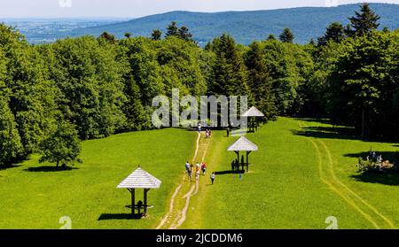 Swiety Krzyz, Polonia - 5 giugno 2022: Swietokrzyskie montagna panorama con Lysa Gora, Swiety Krzyz monte collina vicino Nowa Slupia villaggio Foto Stock