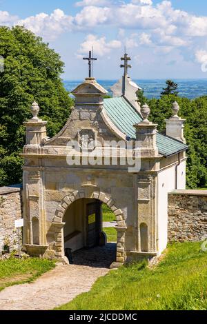 Swiety Krzyz, Polonia - 5 giugno 2022: LysA Gora, collina di Swiety Krzyz con porta all'Abbazia benedettiva medievale e santuario a Swietokrzyskie Foto Stock