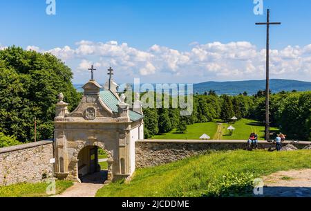 Swiety Krzyz, Polonia - 5 giugno 2022: LysA Gora, collina di Swiety Krzyz con porta all'Abbazia benedettiva medievale e santuario a Swietokrzyskie Foto Stock